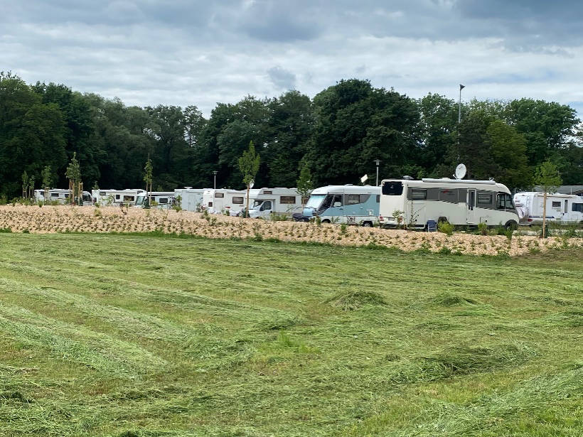 Städtischer Wohnmobilstellplatz „Am Schloss Rosenau“