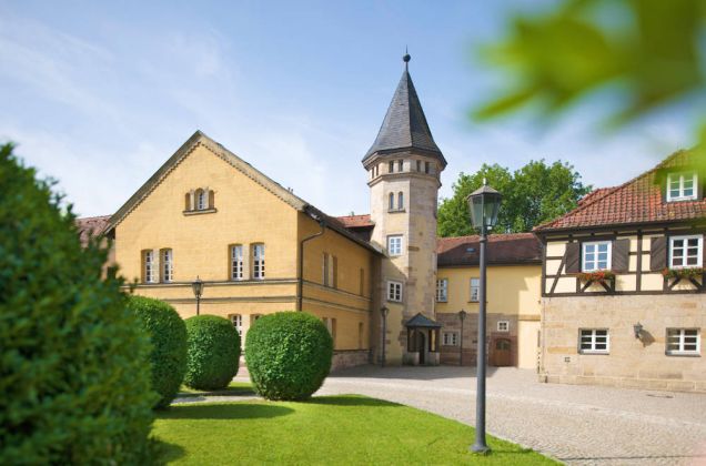 Kirche St. Johannis mit Domäne Oeslau