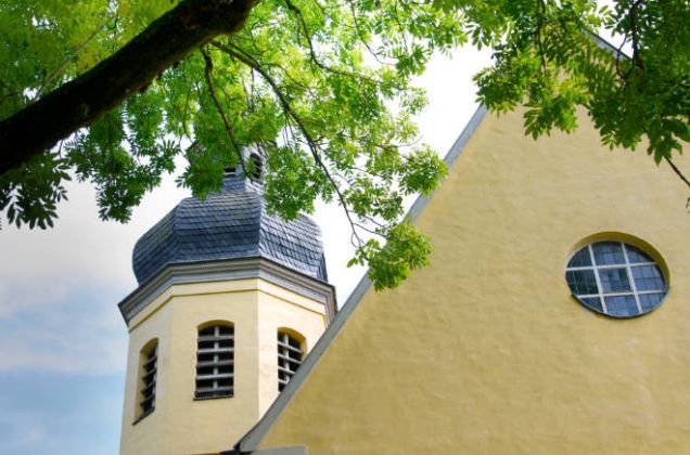 Kirche St. Johannis mit Domäne Oeslau